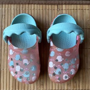 Crocs Kid’s classic clog for toddler girl, whale print, Size C6 - C7